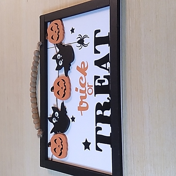 Wooden Trick or Treat Sign w flying Bats & Pumpkins, super cute - Picture 1 of 5